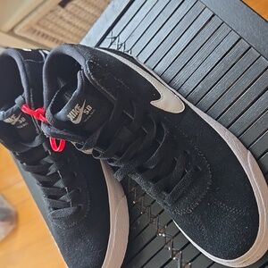 NWT UNISEX Nike SB BRUIN MID Sneakers in Black/White. Size 6.5
